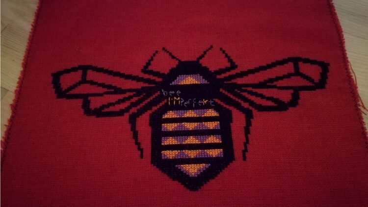 BeeImPerfekt broderet på rødt hør