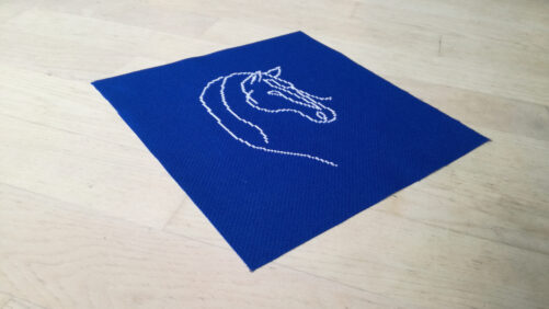 Hestehoved i streg på skrå