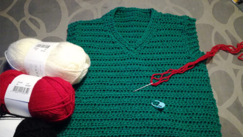 Hæklet vest med garn til brodering