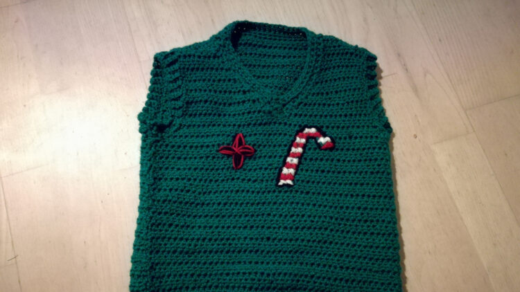 Hæklet vest med broderet julepynt